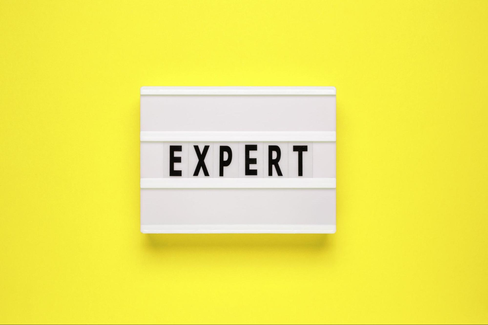 The word “Expert,” against a yellow background.